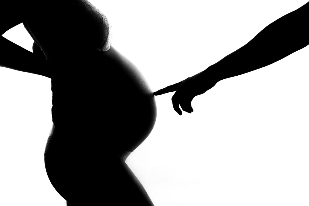 Těhotenské focení páru v Praze – přirozené focení nastávajících rodičů