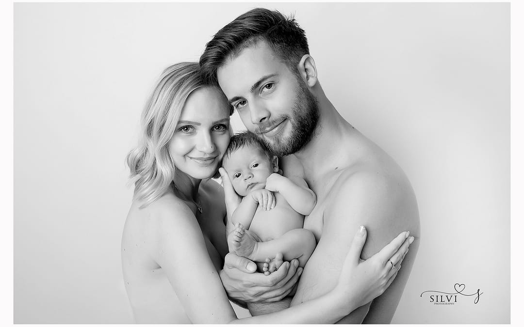 Newborn focení s rodiči v Praze – přirozené focení miminka