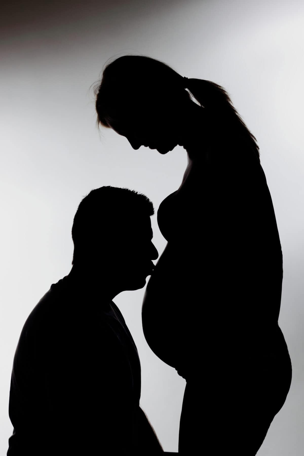 TĚHOTENSKÉ FOCENÍ - velký výběr šatů • Fotoateliér Praha těhotenské focení Praha – přirozený portrét nastávající maminky