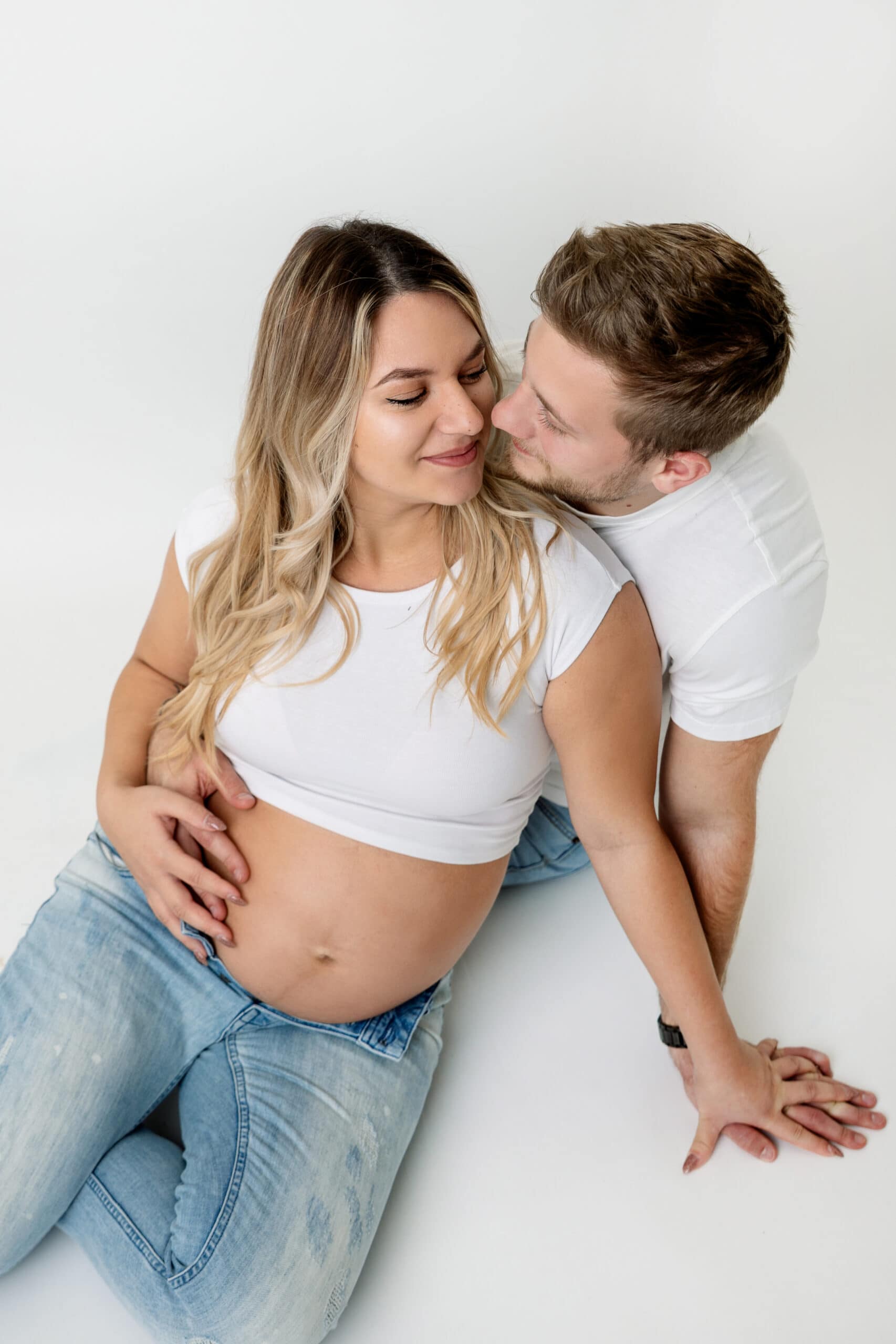 tehotenske-foceni-par-v-atelieru-praha