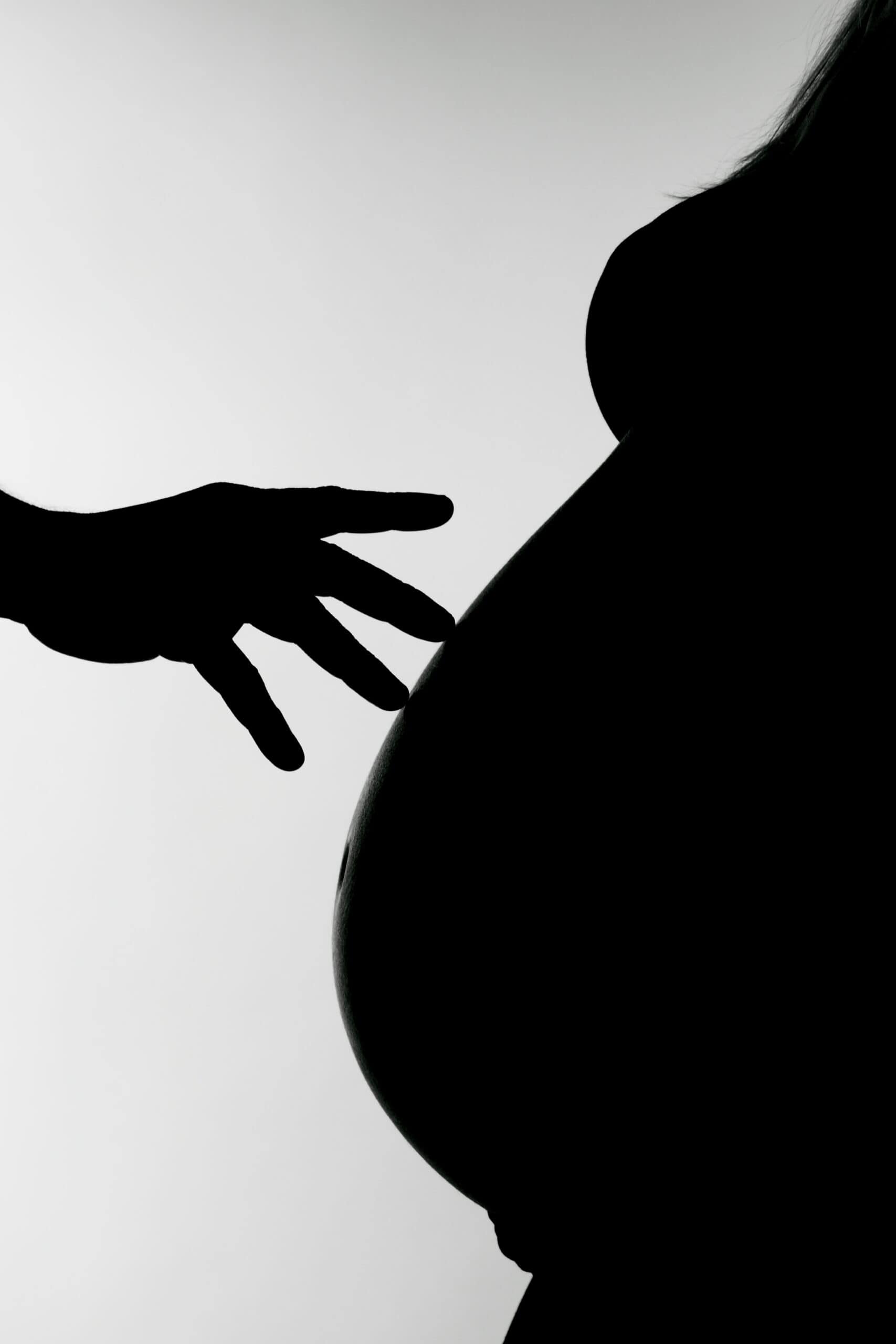 umelecka-silueta-tehotenske-foceni-praha Umělecká silueta těhotenského bříška s dotekem ruky partnera, černobílé těhotenské focení Praha – Silvi Photography